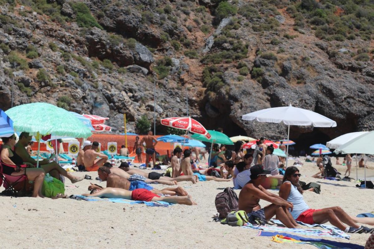 Alanya da yerli ve yabancı turistler plajlara akın etti  #10
