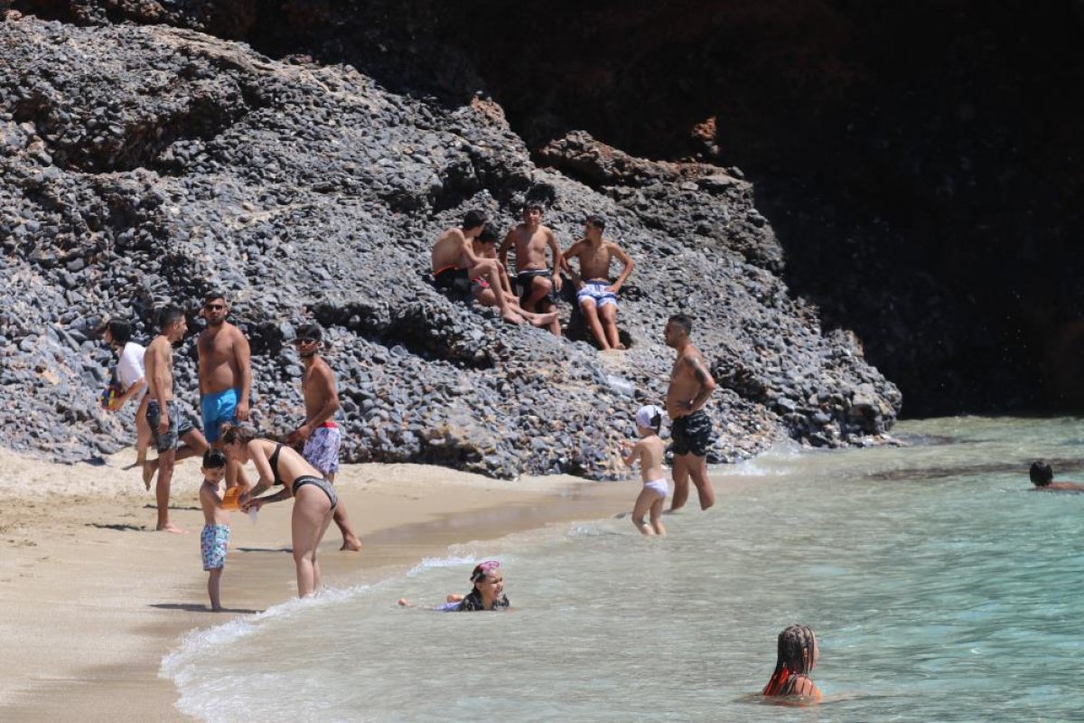 Alanya da yerli ve yabancı turistler plajlara akın etti  #5