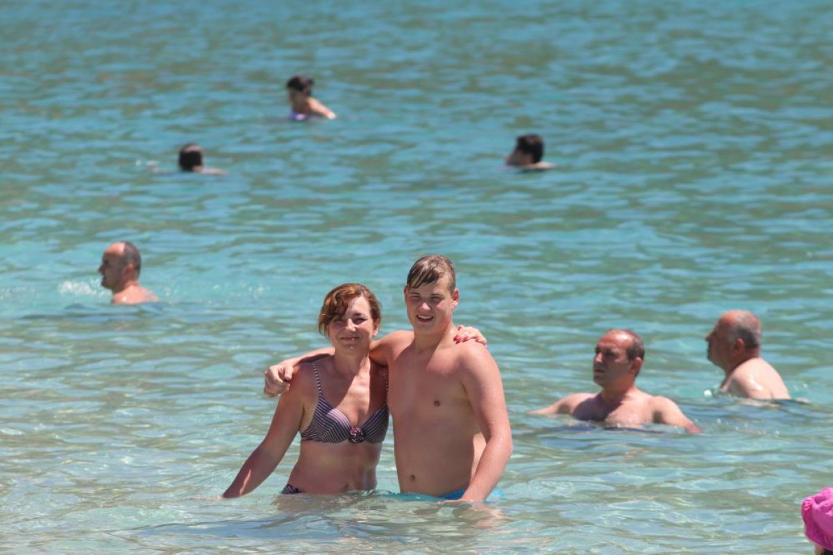 Alanya da yerli ve yabancı turistler plajlara akın etti  #7