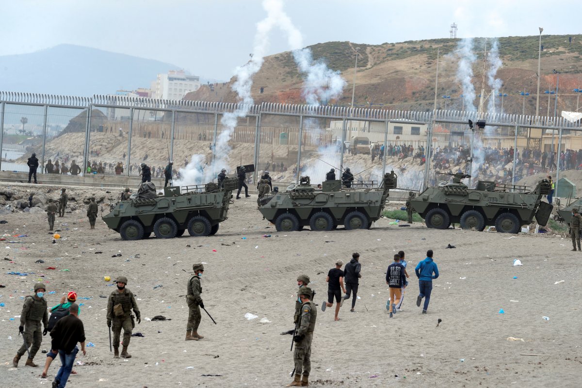 Spanish soldiers dump refugees into the sea #6