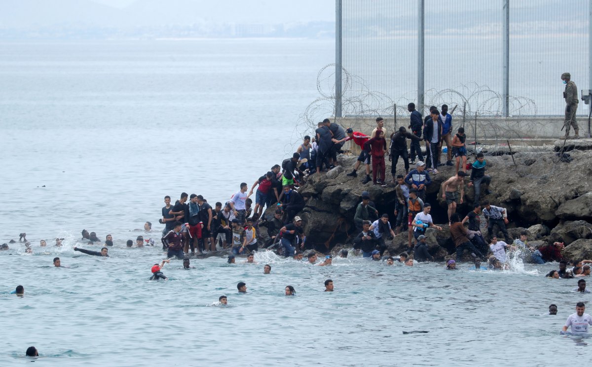 Spanish soldiers dump refugees into the sea #4