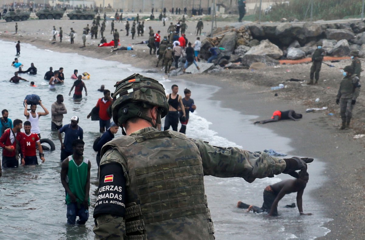 Spanish soldiers dump refugees into the sea #5