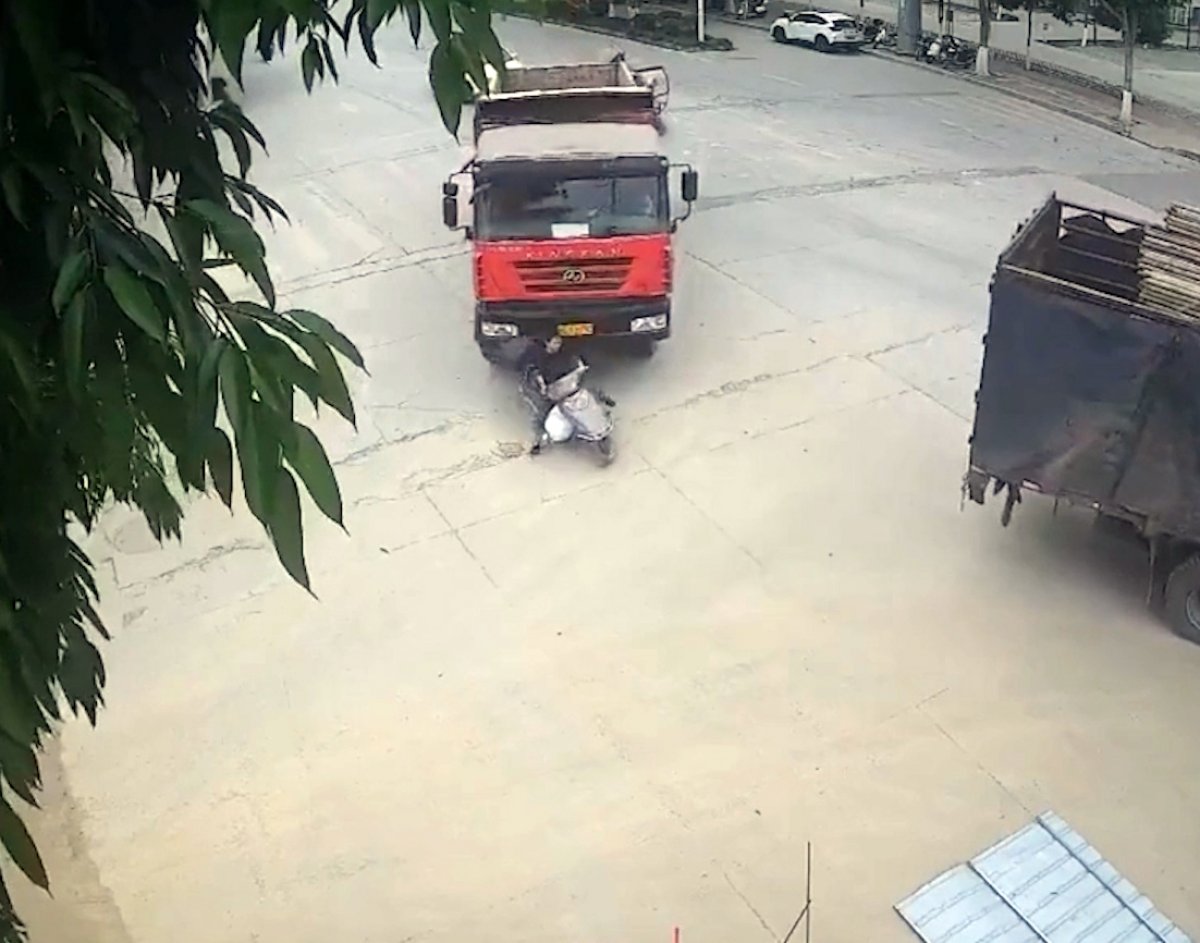Scooter sürücüsü, Çin de ezilmekten son anda kurtuldu #1