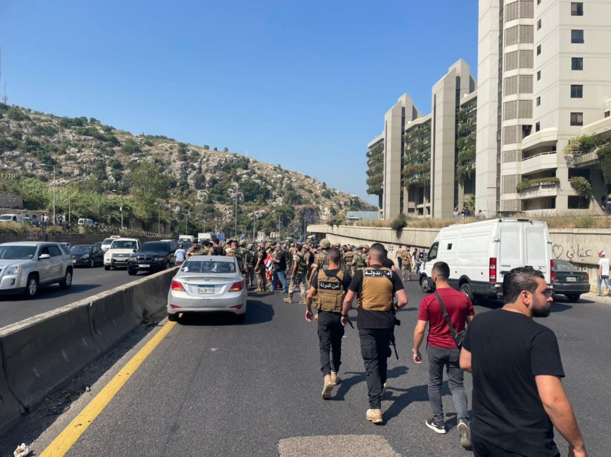 Fight in the middle of traffic between Lebanese and Syrians #2