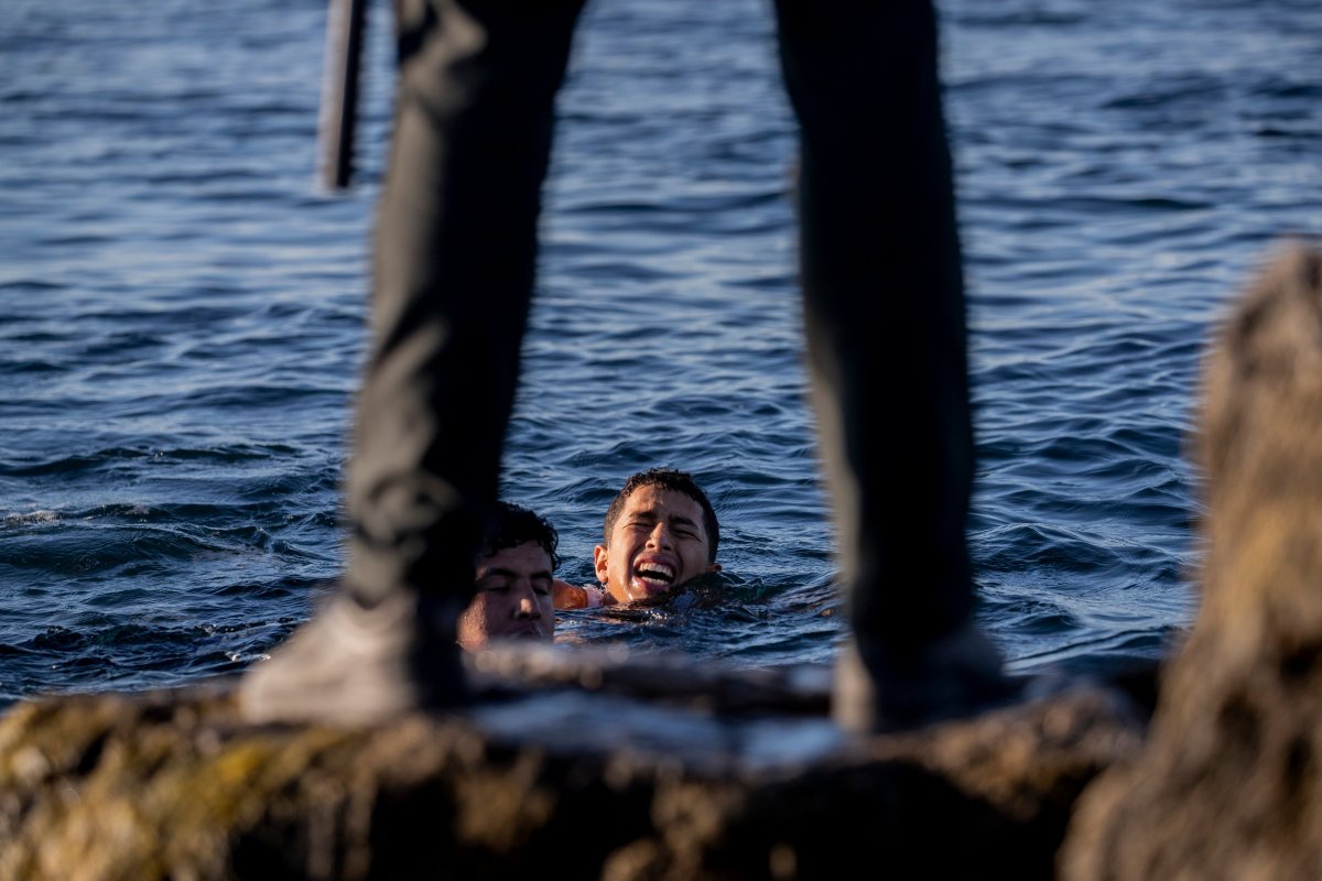 Spanish soldiers dump refugees into the sea #2