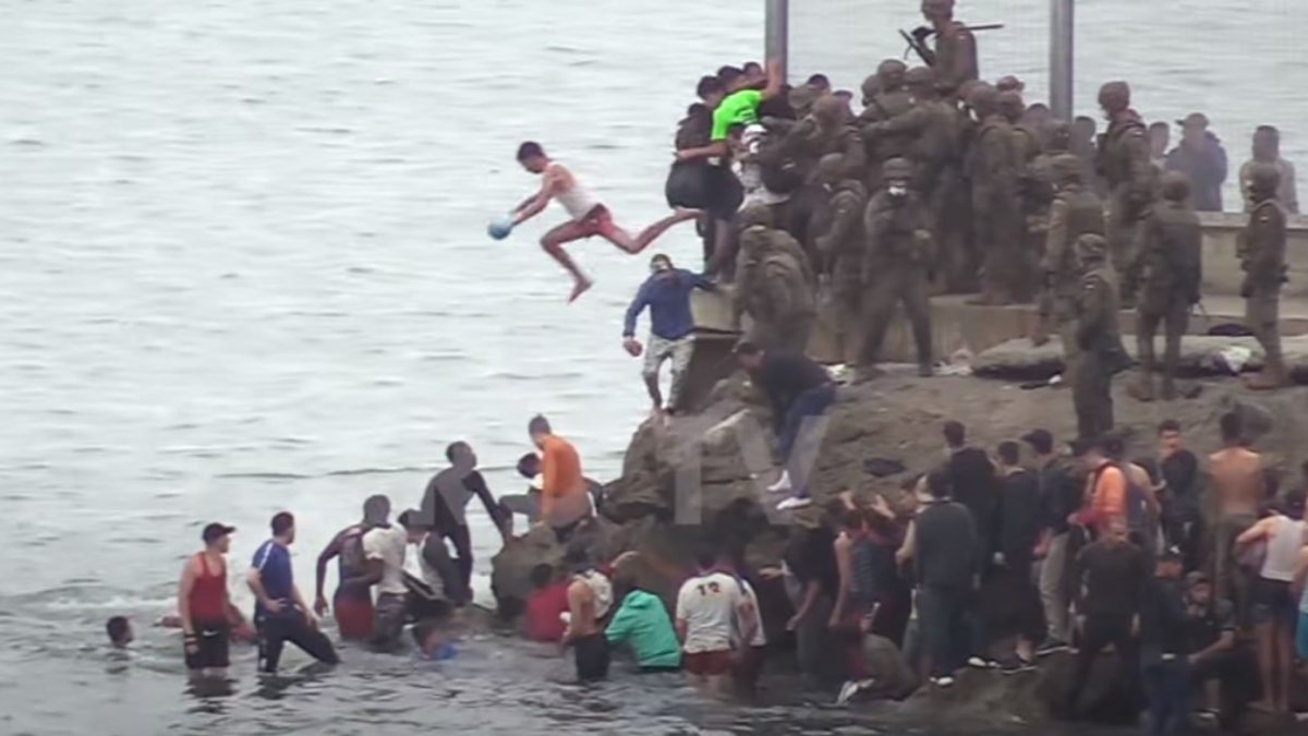 spanish-soldiers-dump-refugees-into-the-sea-kimdeyir