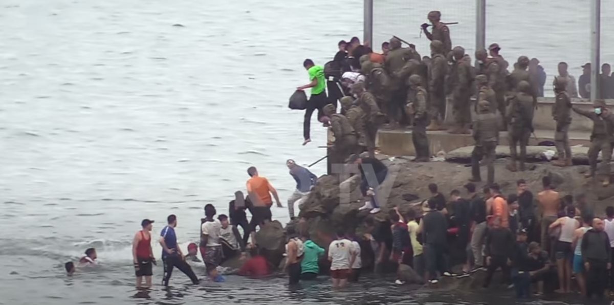 Spanish soldiers dump refugees into the sea #1