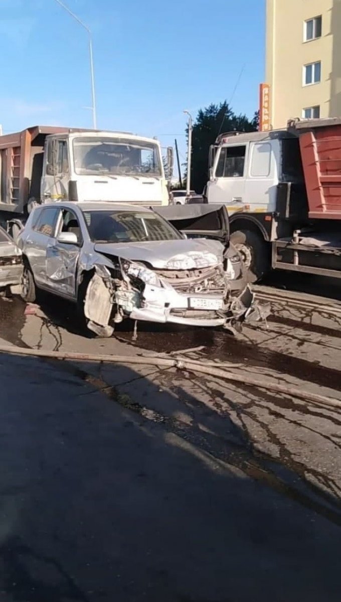 Truck brake released in Russia, crushed 8 vehicles #2