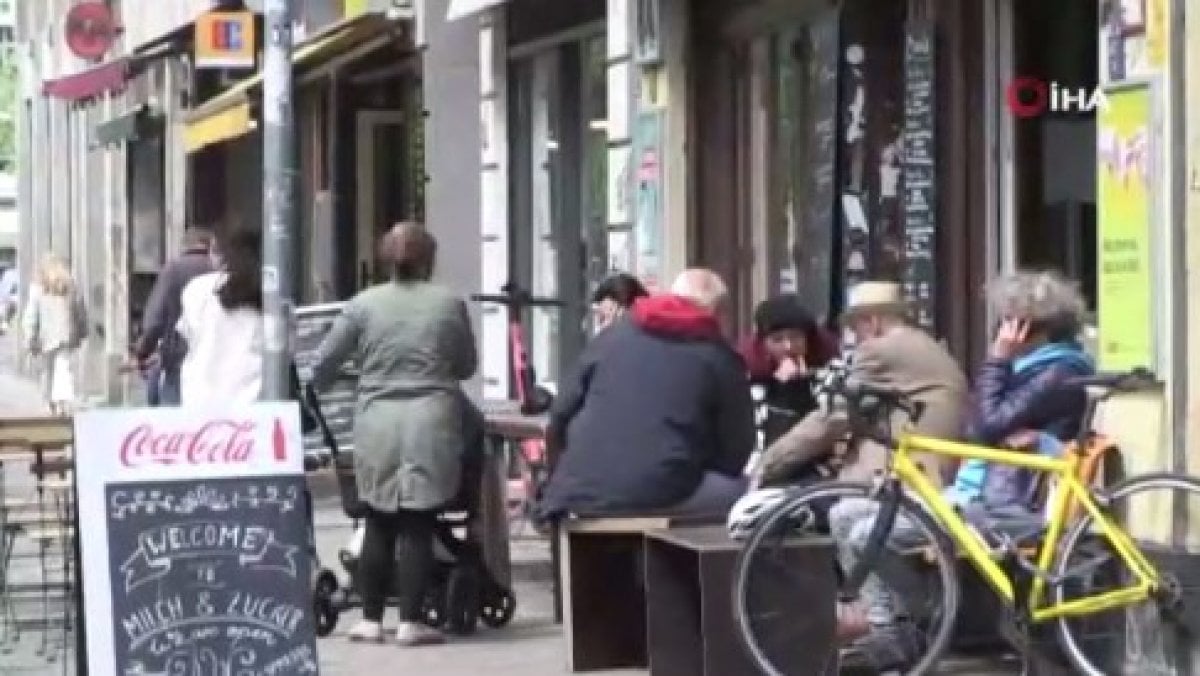 Berlin’de kafe ve restoranların dış alanları müşterilere açıldı #1