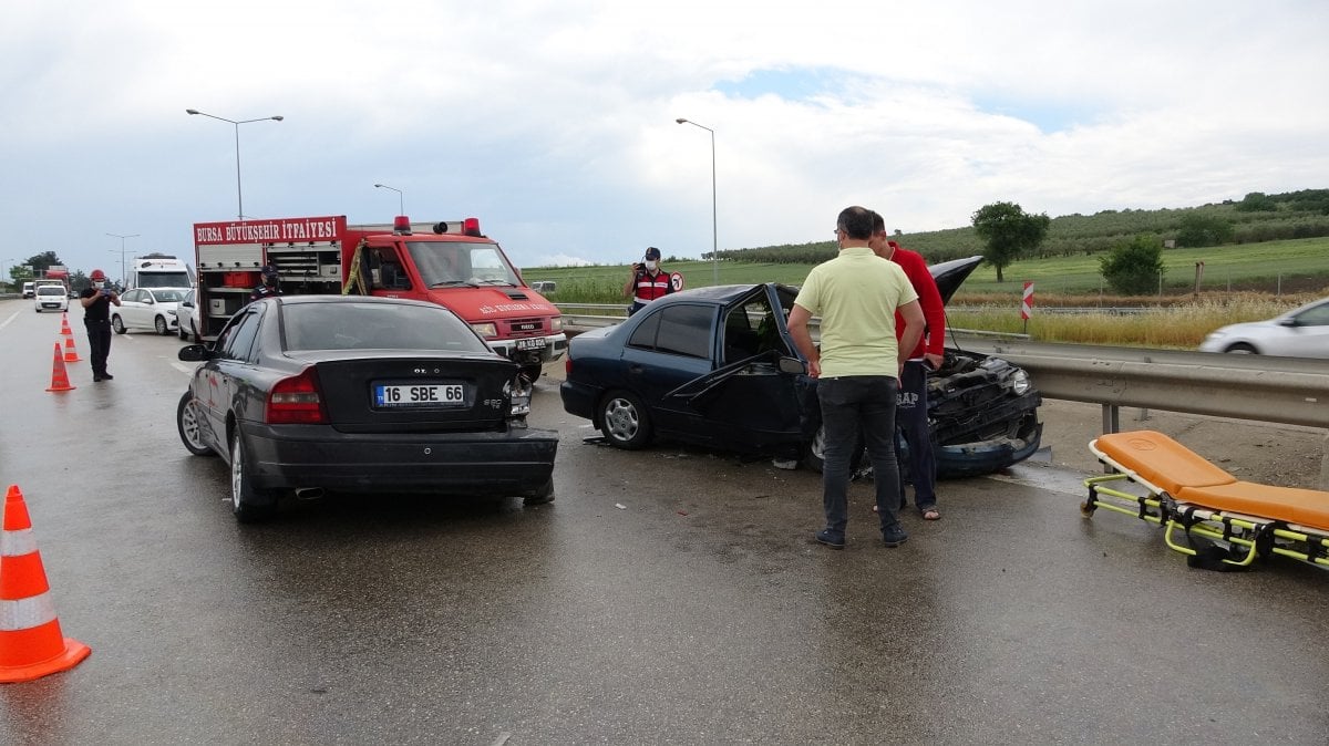 Bursa da sağanak yağış kazaya neden oldu: 7 yaralı  #1