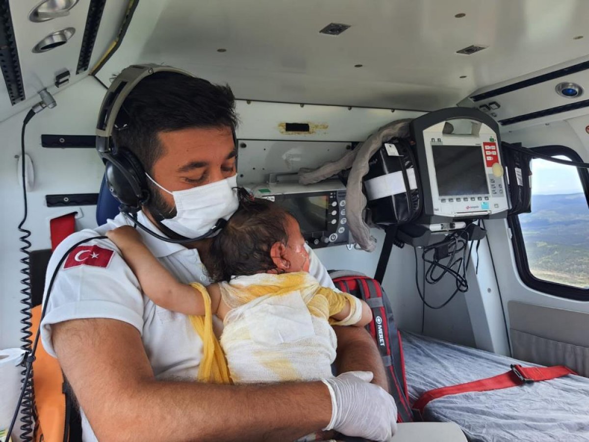 Afyonkarahisar’da yanan bebeği kucağında taşıyan sağlıkçı #1
