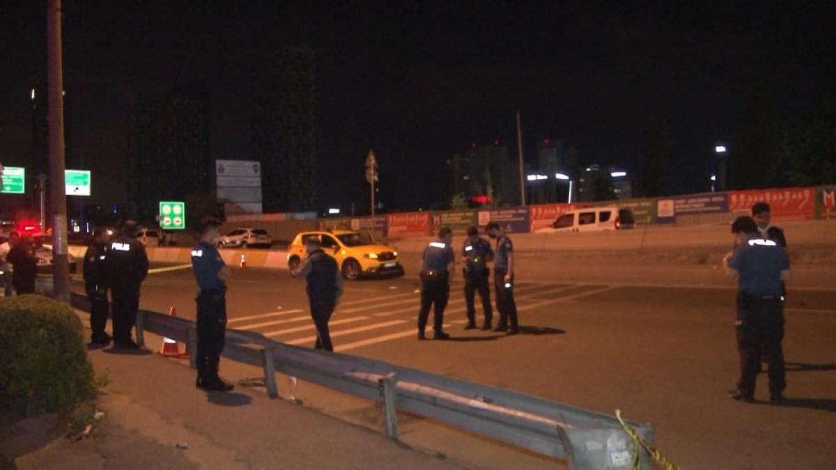 İstanbul da polisten kaçan otomobil bekçilere çarptı #1