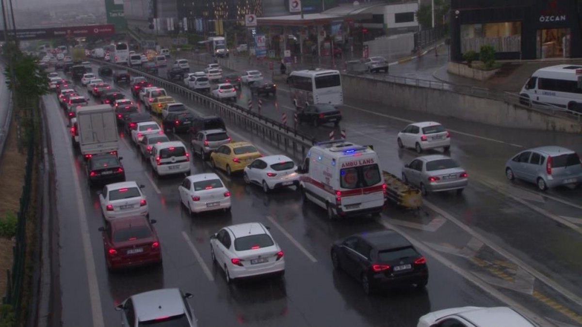 İstanbul da sağanak yağış nedeniyle trafik yoğunluğu arttı  #2