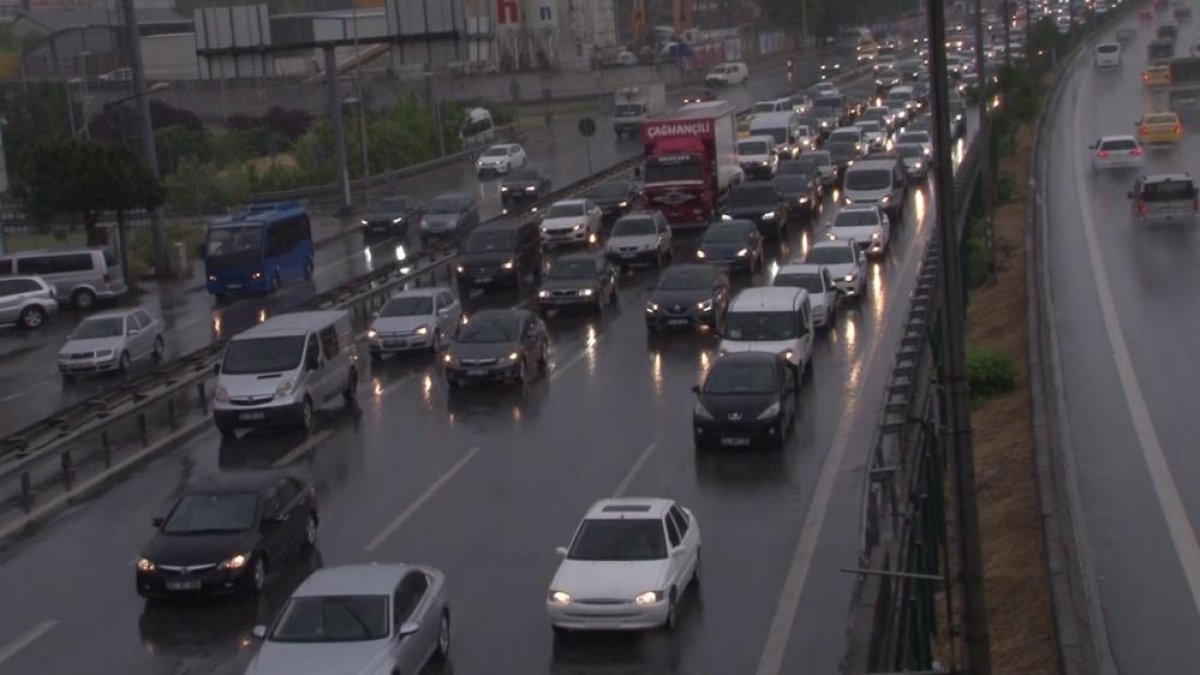 İstanbul da sağanak yağış nedeniyle trafik yoğunluğu arttı  #1
