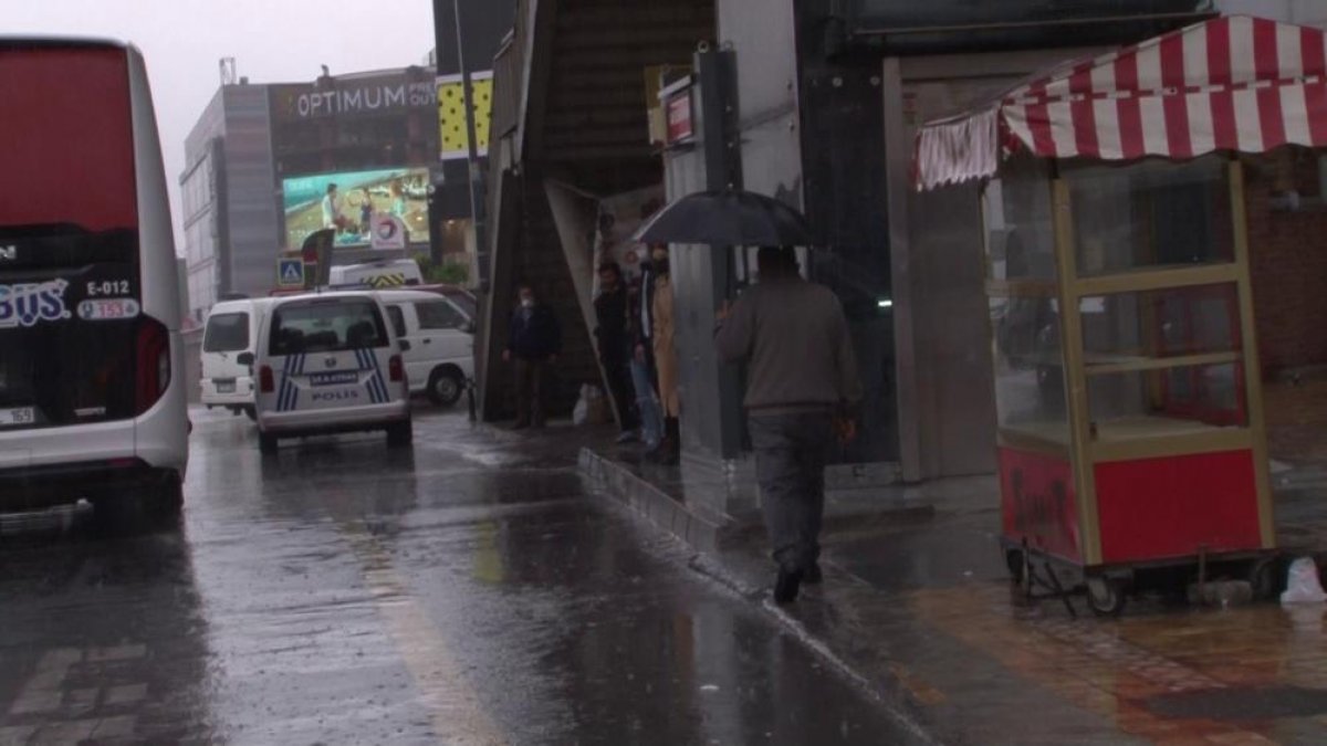 İstanbul da sağanak yağış nedeniyle trafik yoğunluğu arttı  #3