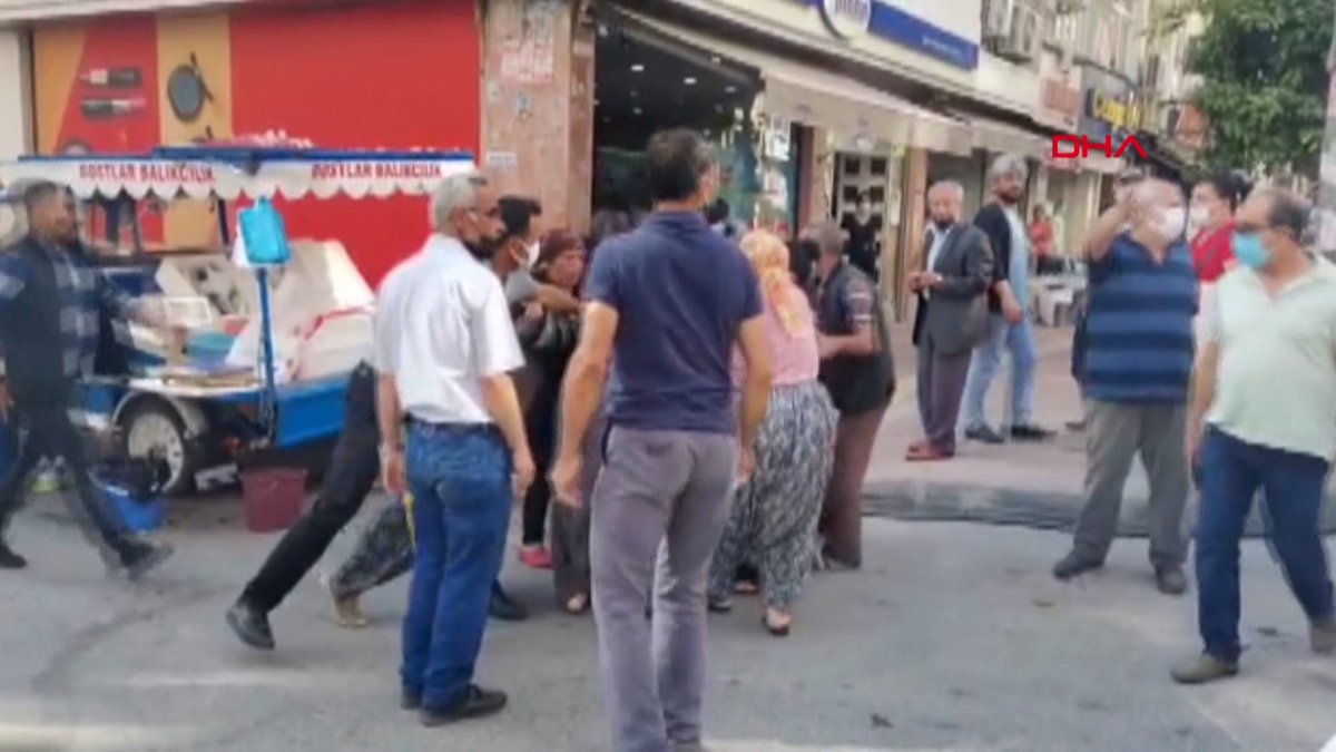 Mersin’de sebze tezgahı kuran kadınların yer kavgası kamerada #1