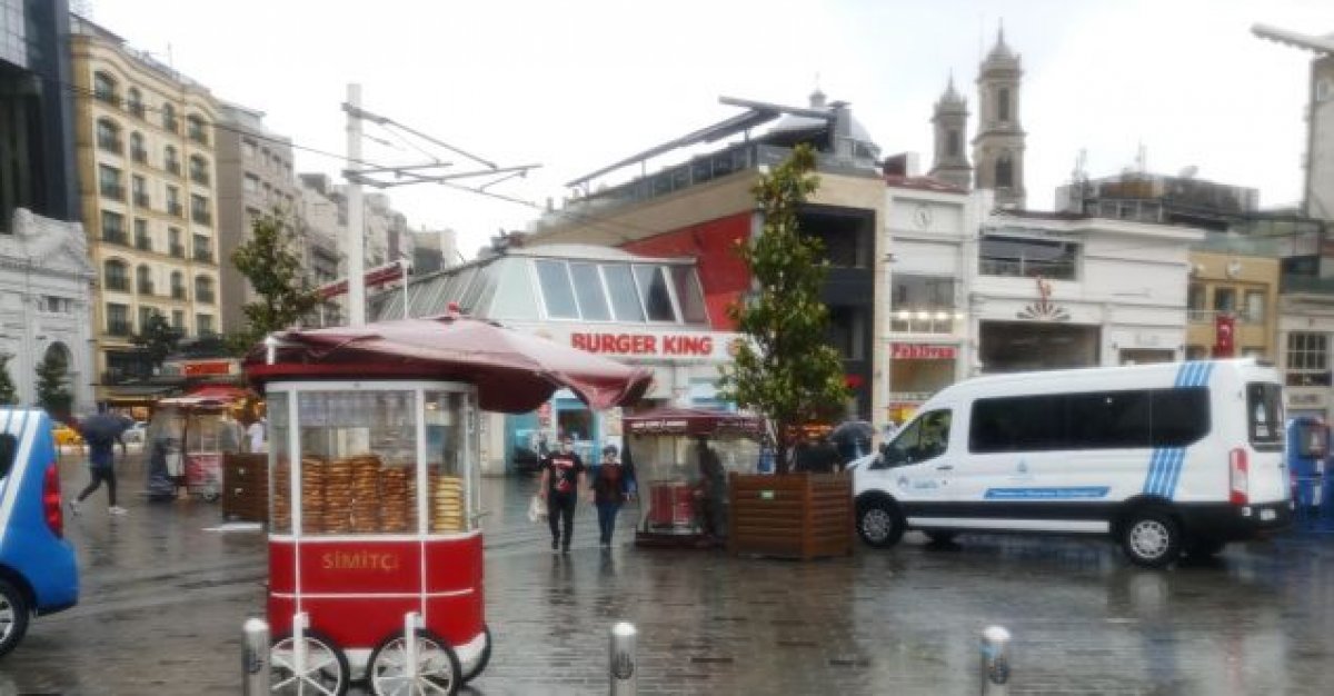Sağanak yağış Taksim’de hayatı felç etti #1