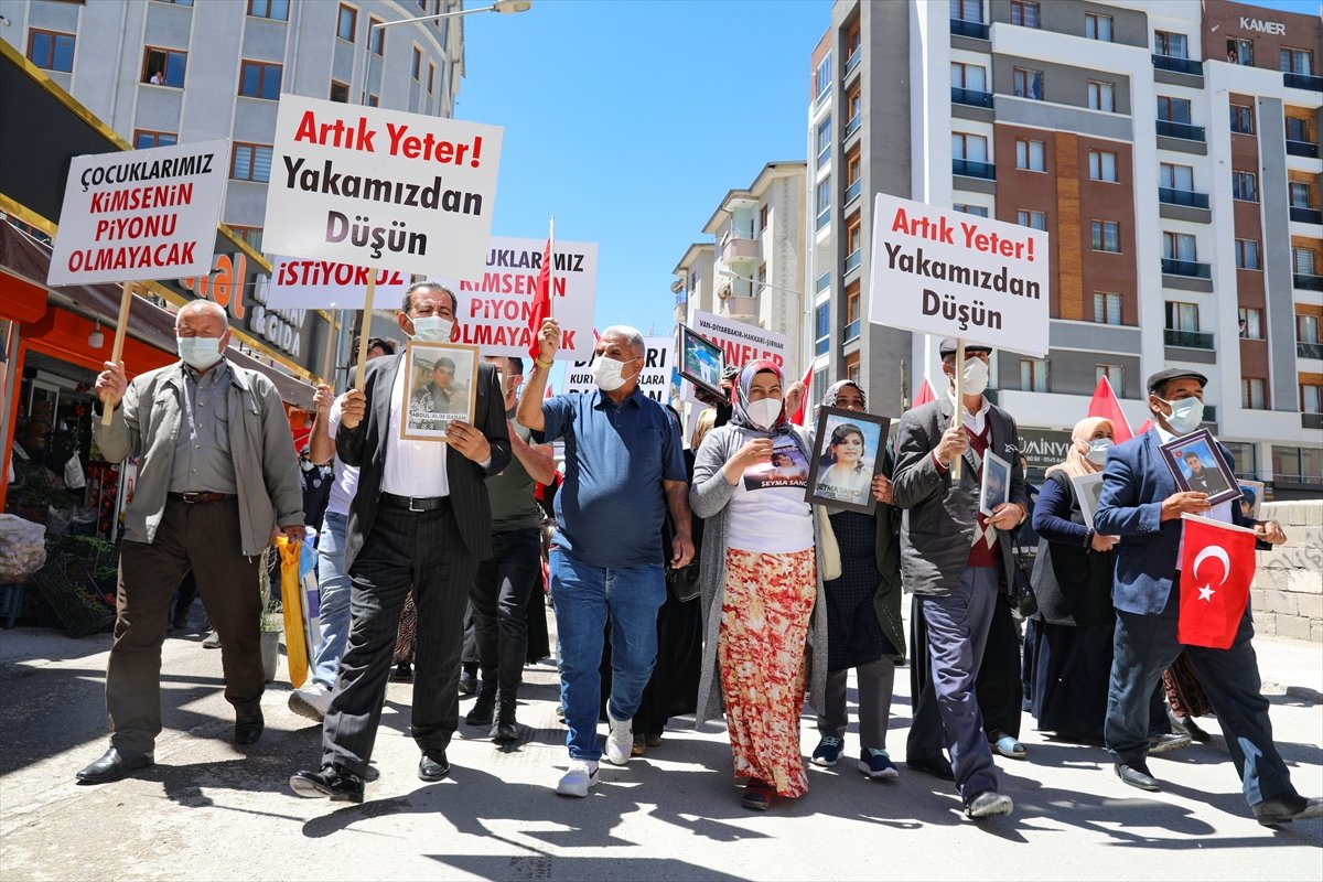 Vanlı ailelerin HDP binası önündeki nöbeti #2