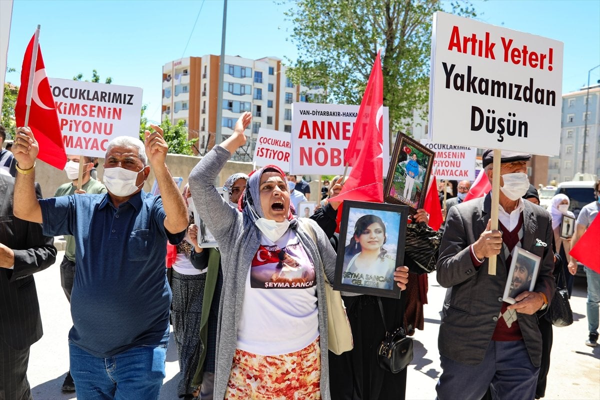 Vanlı ailelerin HDP binası önündeki nöbeti #1