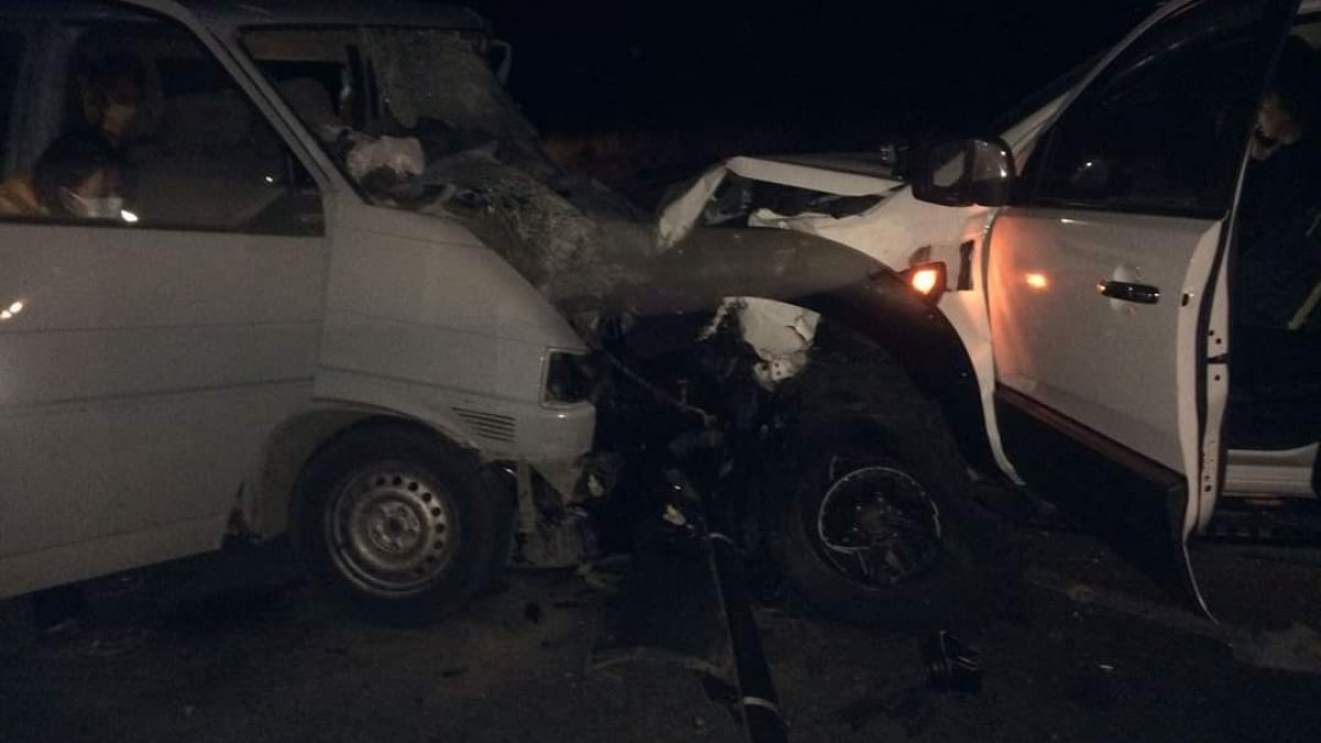 İzmir'de kamyonetle minibüs çarpıştı: 2 ölü