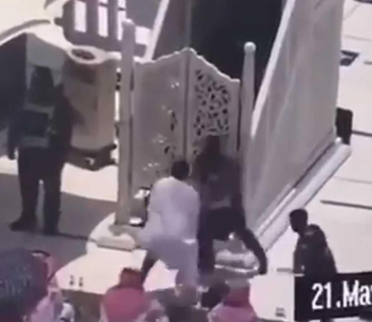 Knife attack attempt on Kaaba imam #1