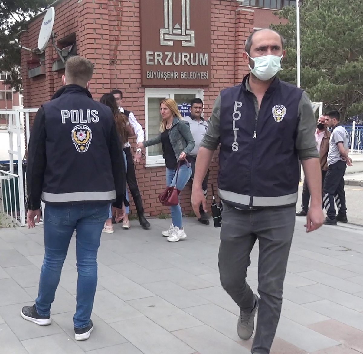 Erzurum da adliye binası önünde kavga #1