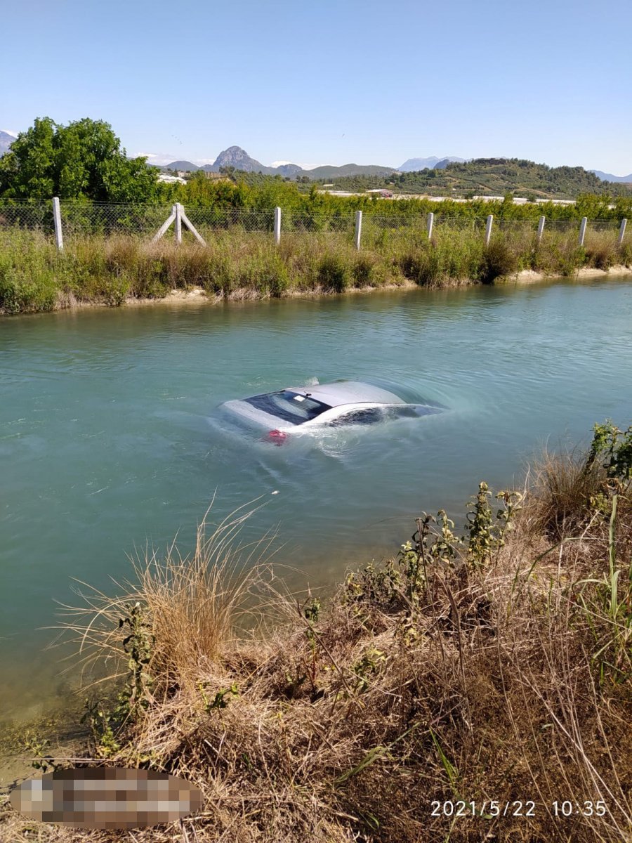 Antalya da otomobil sulama kanalına uçtu: 1 yaralı #2