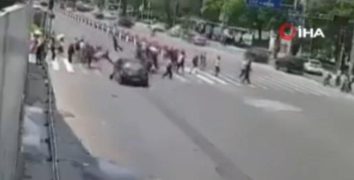 Horrible accident in China: Plunged into pedestrians #2