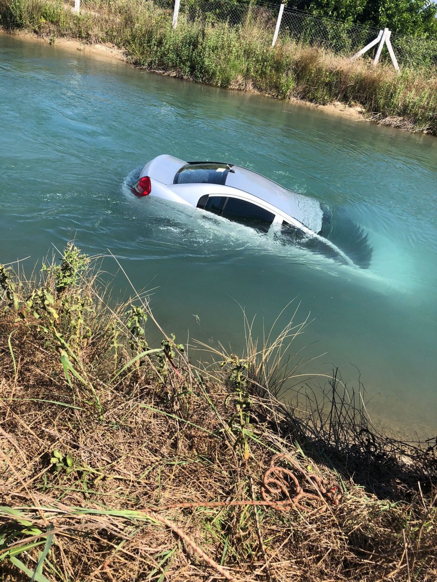 Antalya da otomobil sulama kanalına uçtu: 1 yaralı #1
