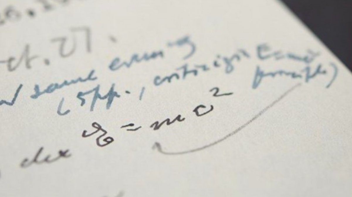 Albert Einstein’ın E=mc² formüllü mektubu rekor fiyata satıldı #1