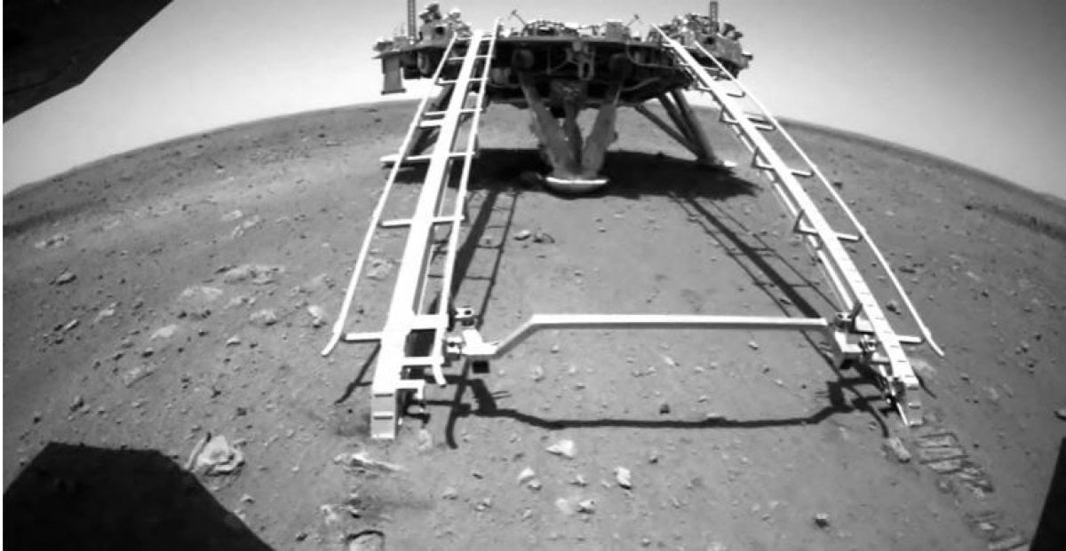 Çin’in Mars keşif aracı yüzeye ayak bastı #1