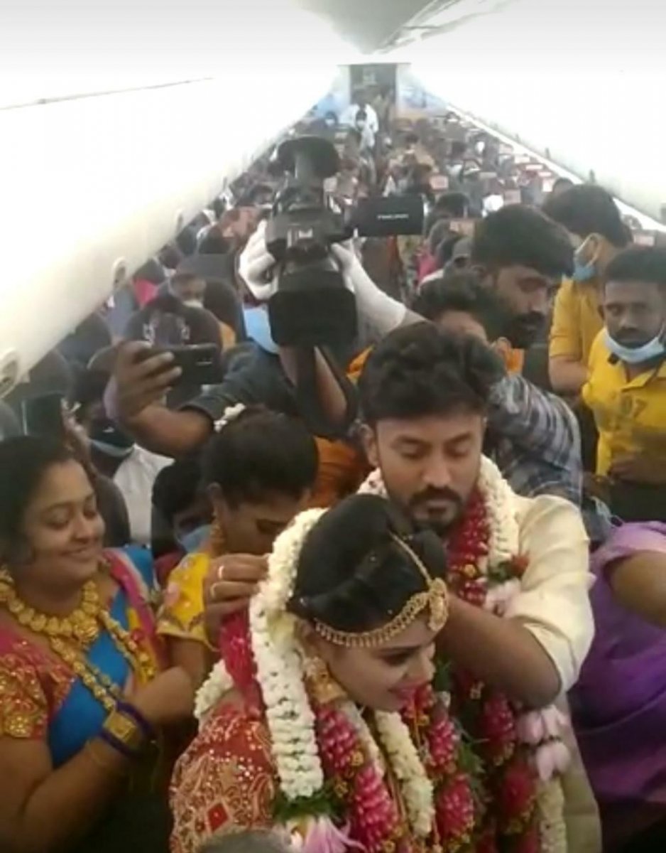A couple got married on a plane in India #1