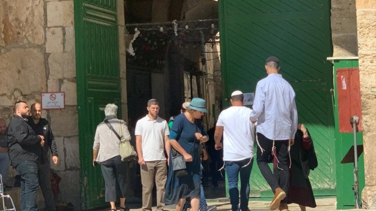Fanatic Jews raid Masjid al-Aqsa