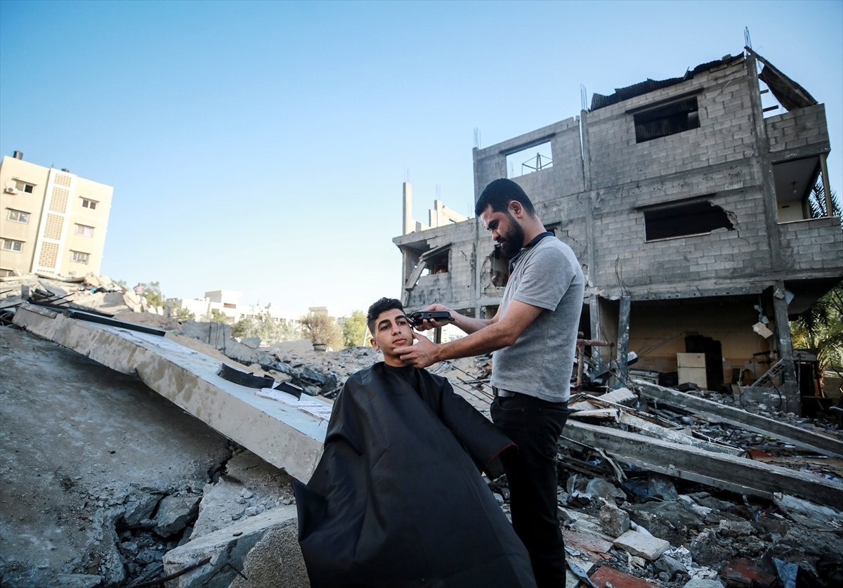 Barber in Gaza continues his job on the wreckage #6