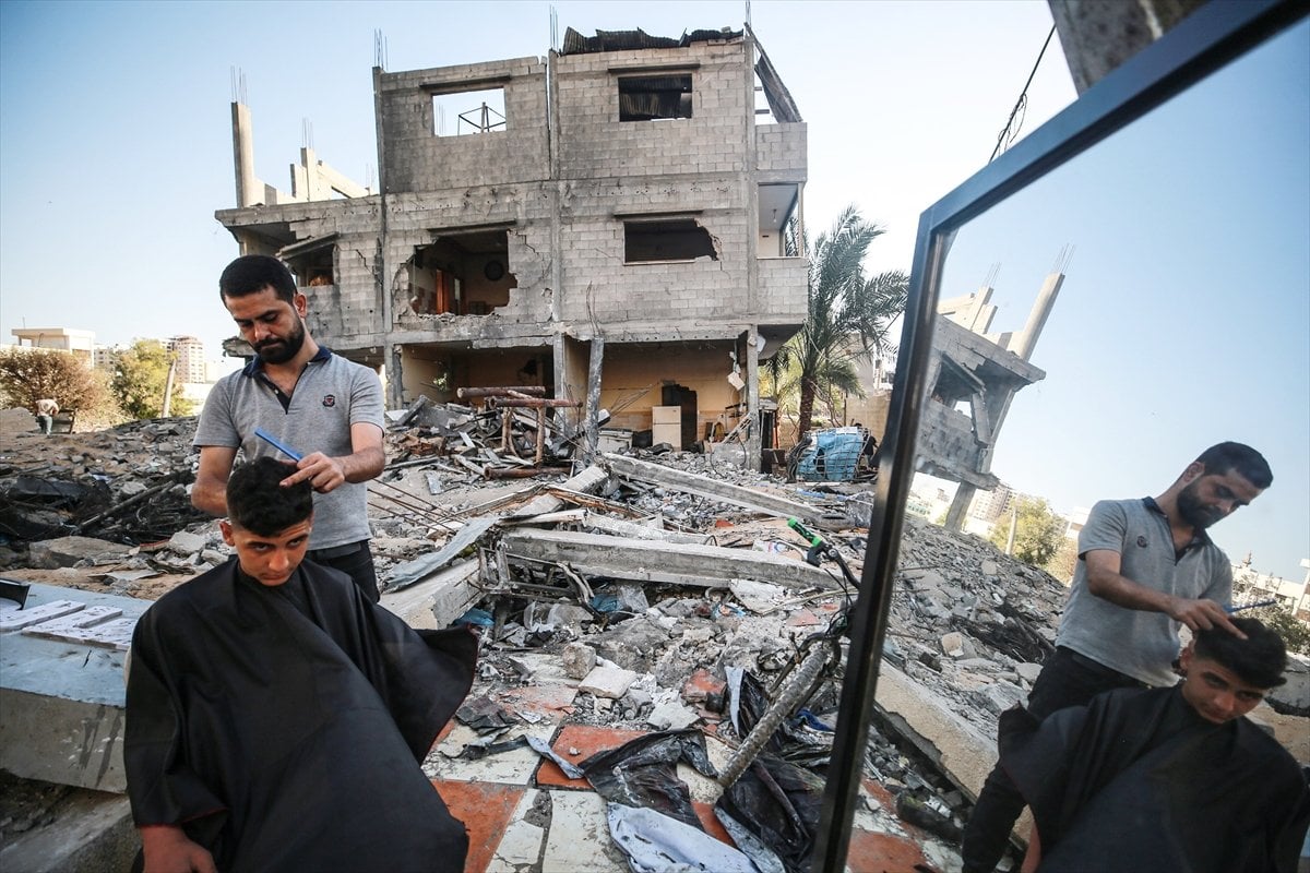 Barber in Gaza continues his job on the rubble #3