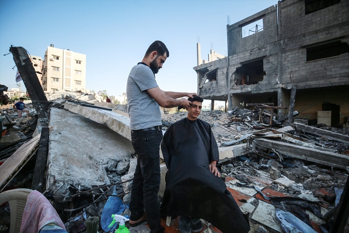 Barber in Gaza continues his job on the wreckage #2