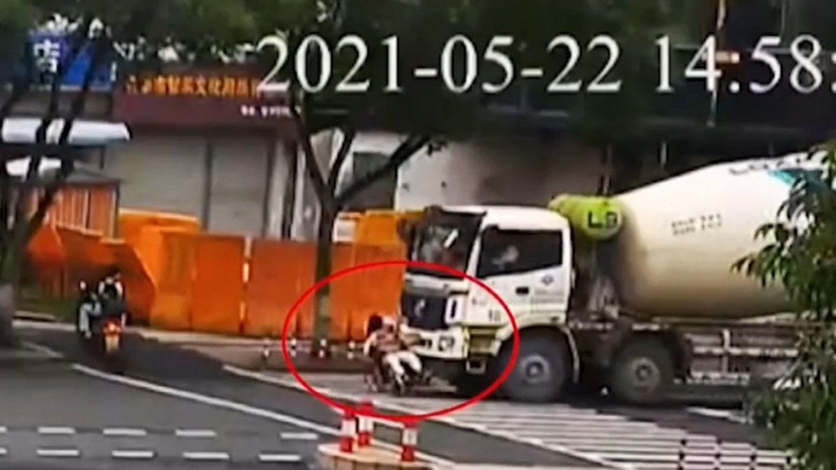 Cement tanker crushed disabled man in China #1