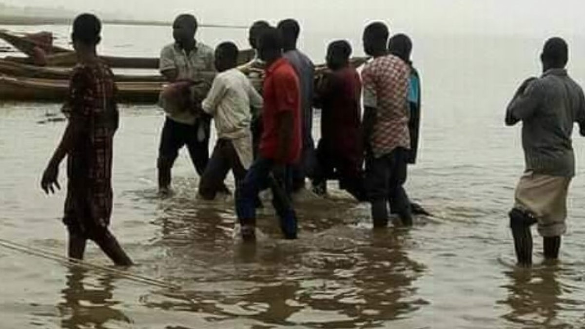 Boat carrying more than 160 passengers sinks in Nigeria