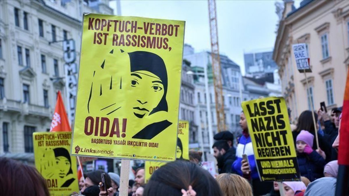 Reaction to tagging against Muslims in Austria #2
