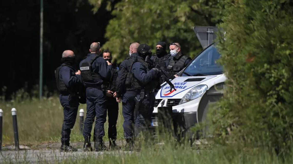 Knife attack on police in France