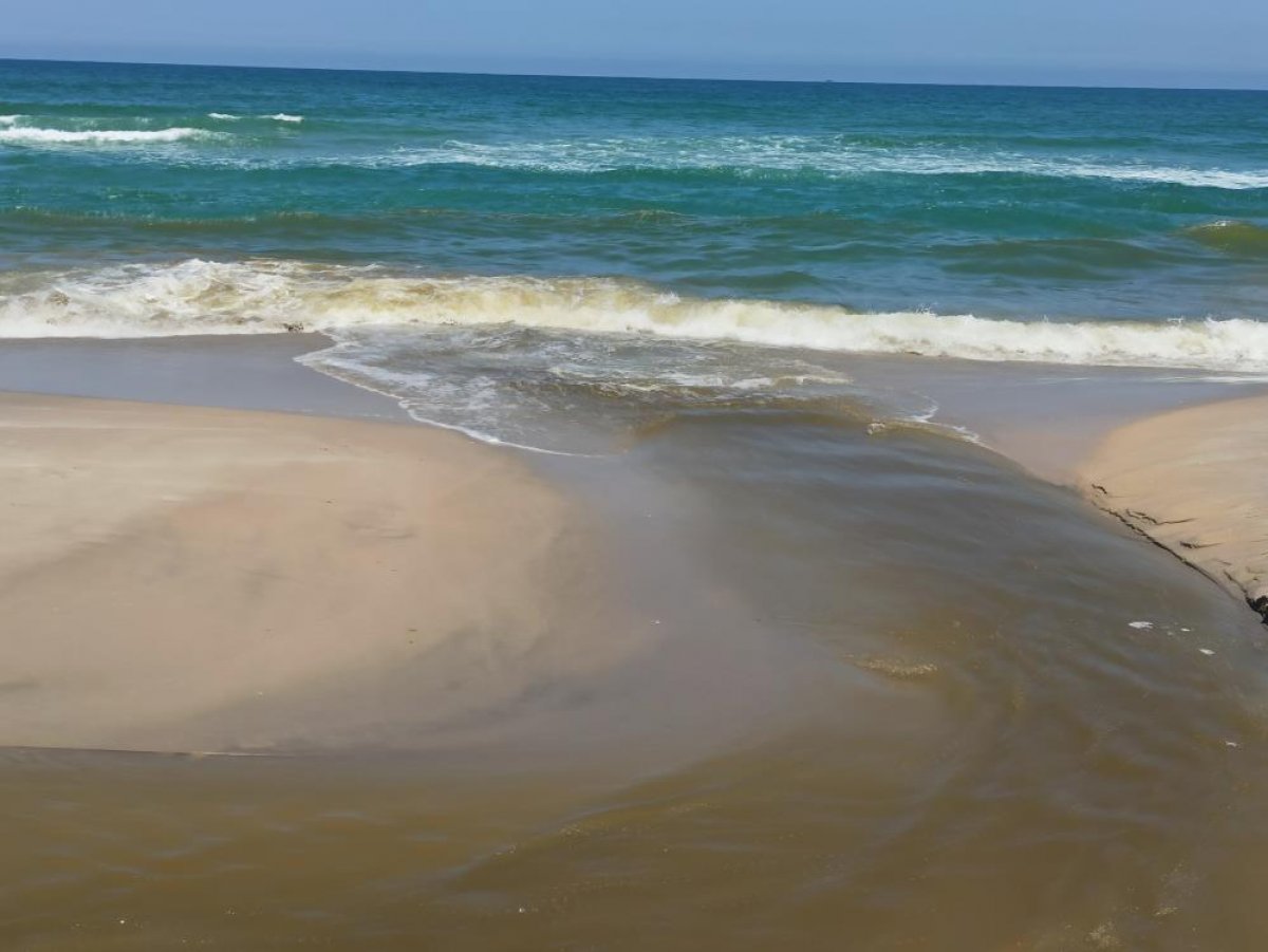 Polluted water from sewerage facilities damaged in the attacks in Gaza is discharged into the sea #2