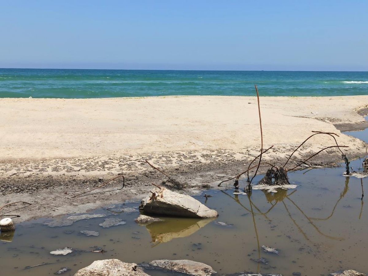 Polluted water from sewerage facilities damaged in the attacks in Gaza is poured into the sea #1