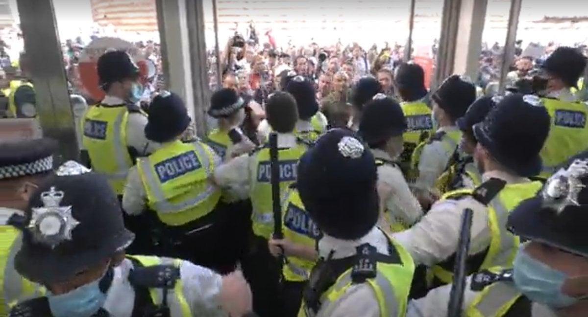 Anti-vaccine scuffles in England to enter the mall #4