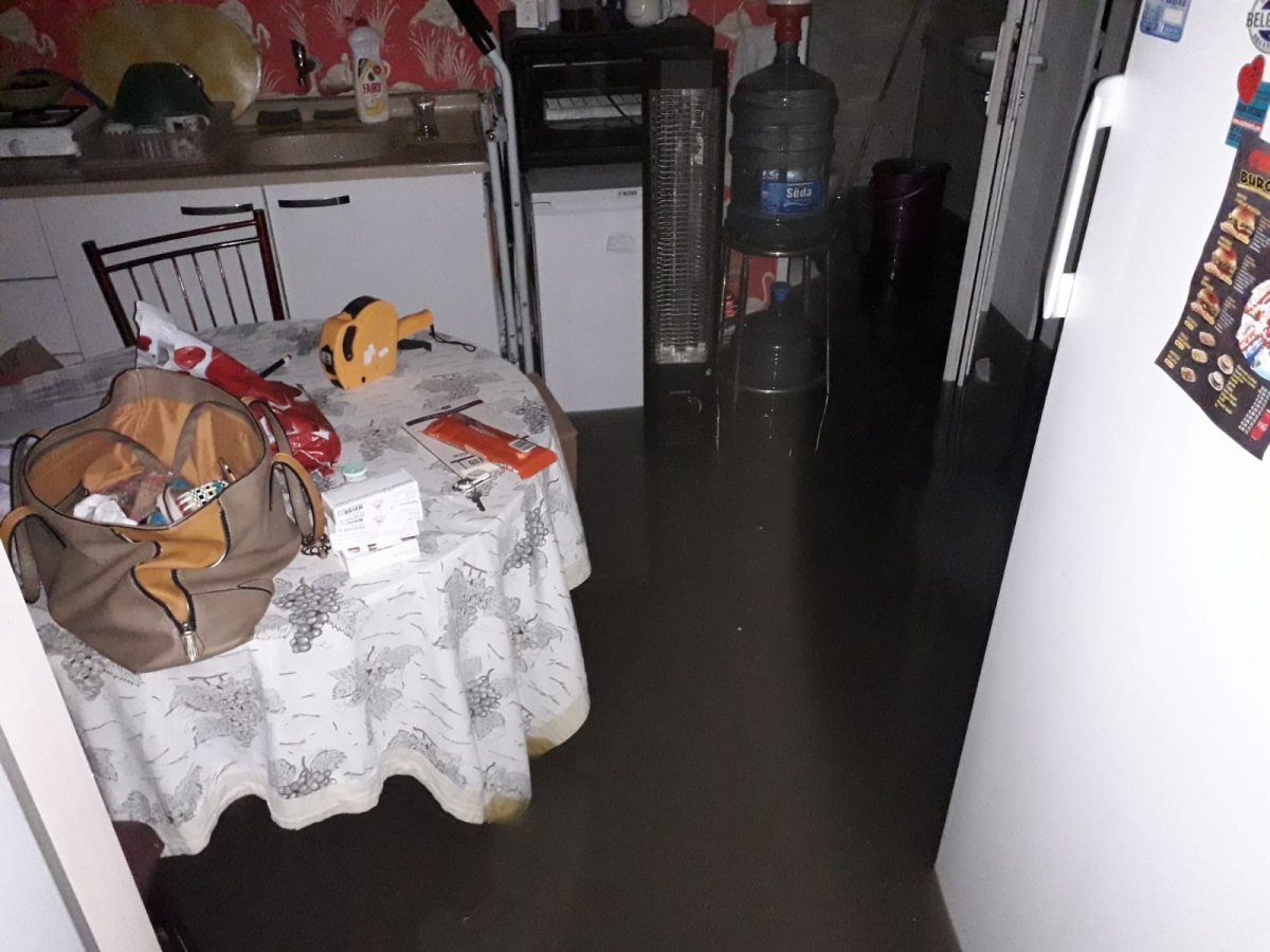 Maltepe’de yağmur yağdı, dükkanları su bastı  #4