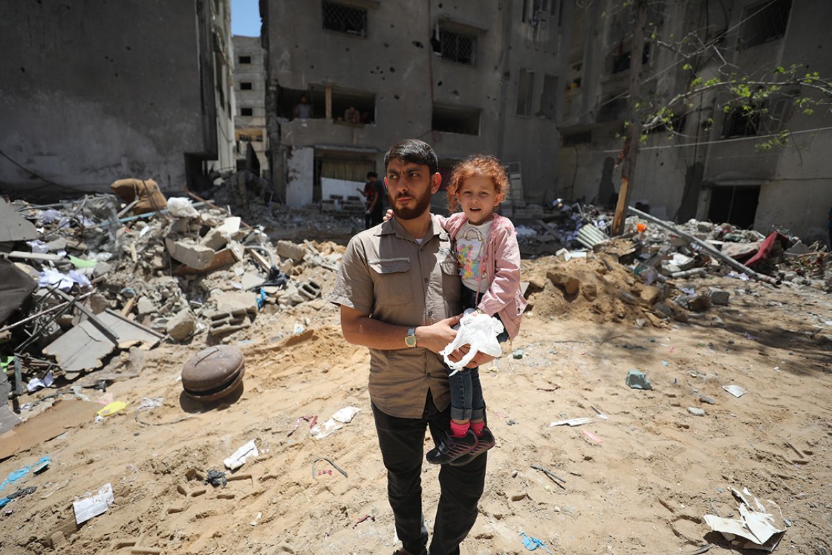 Father and daughter survived the family of 7 whose houses were destroyed in the Israeli attack #3