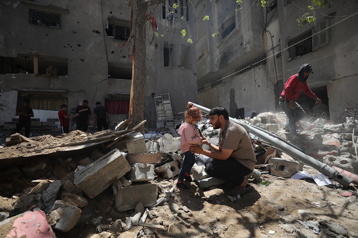 Father and daughter survived the family of 7 people whose houses were destroyed in the Israeli attack #2