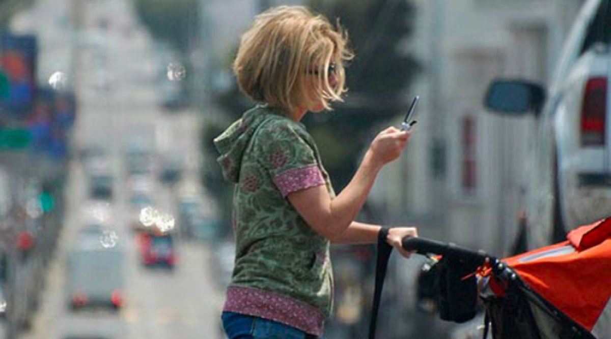 Mobile phone ban for pedestrians in Poland #2