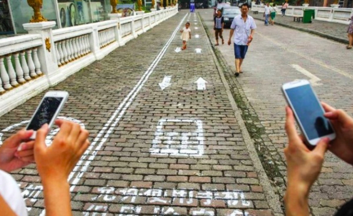 Mobile phone ban for pedestrians in Poland #1