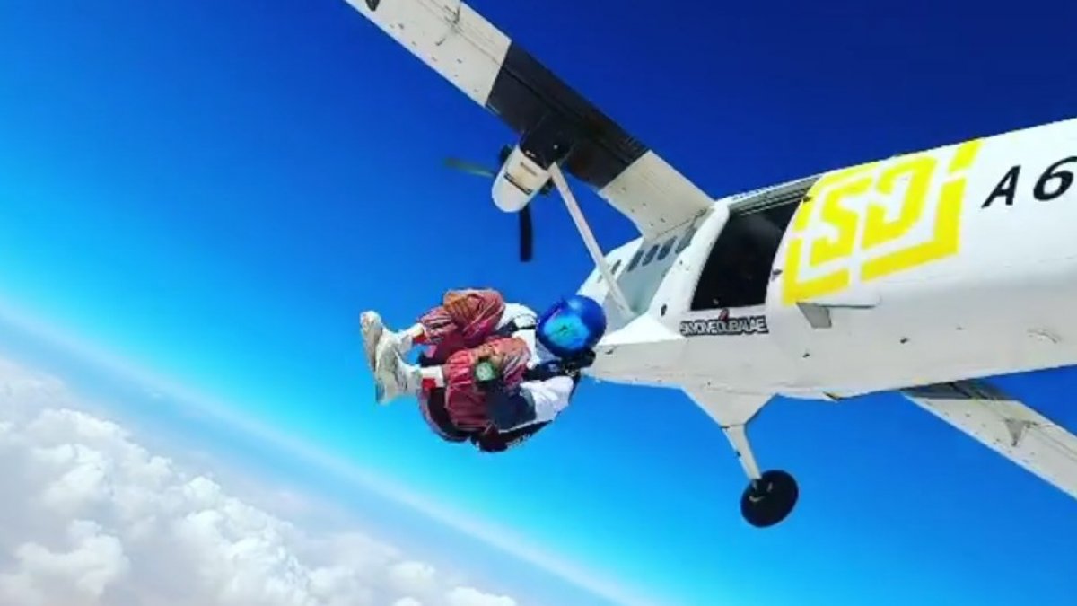 Lewis Hamilton skydiving