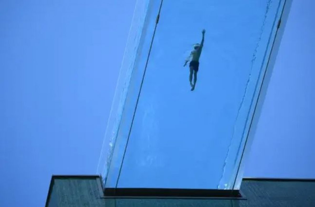 Influx of visitors to the world's first transparent pool in London #2